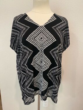 Chico's Black & White Geometric V-Neck Short Sleeved Top XL